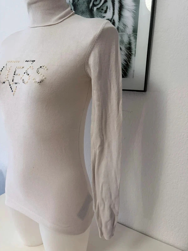 Pull col roulé blanc cassé GUESS avec logo perlé – Taille S – photo 4